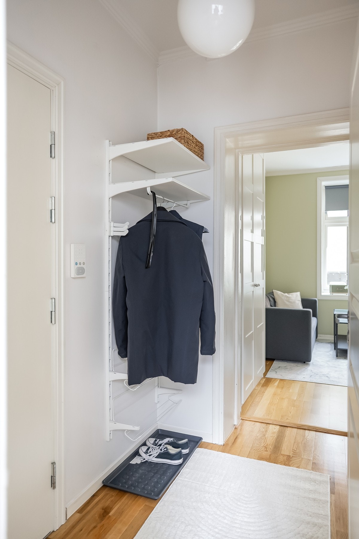 Entré med plass til oppheng. Garderobeskap medfølger (se forrige bilde). Galleribilde