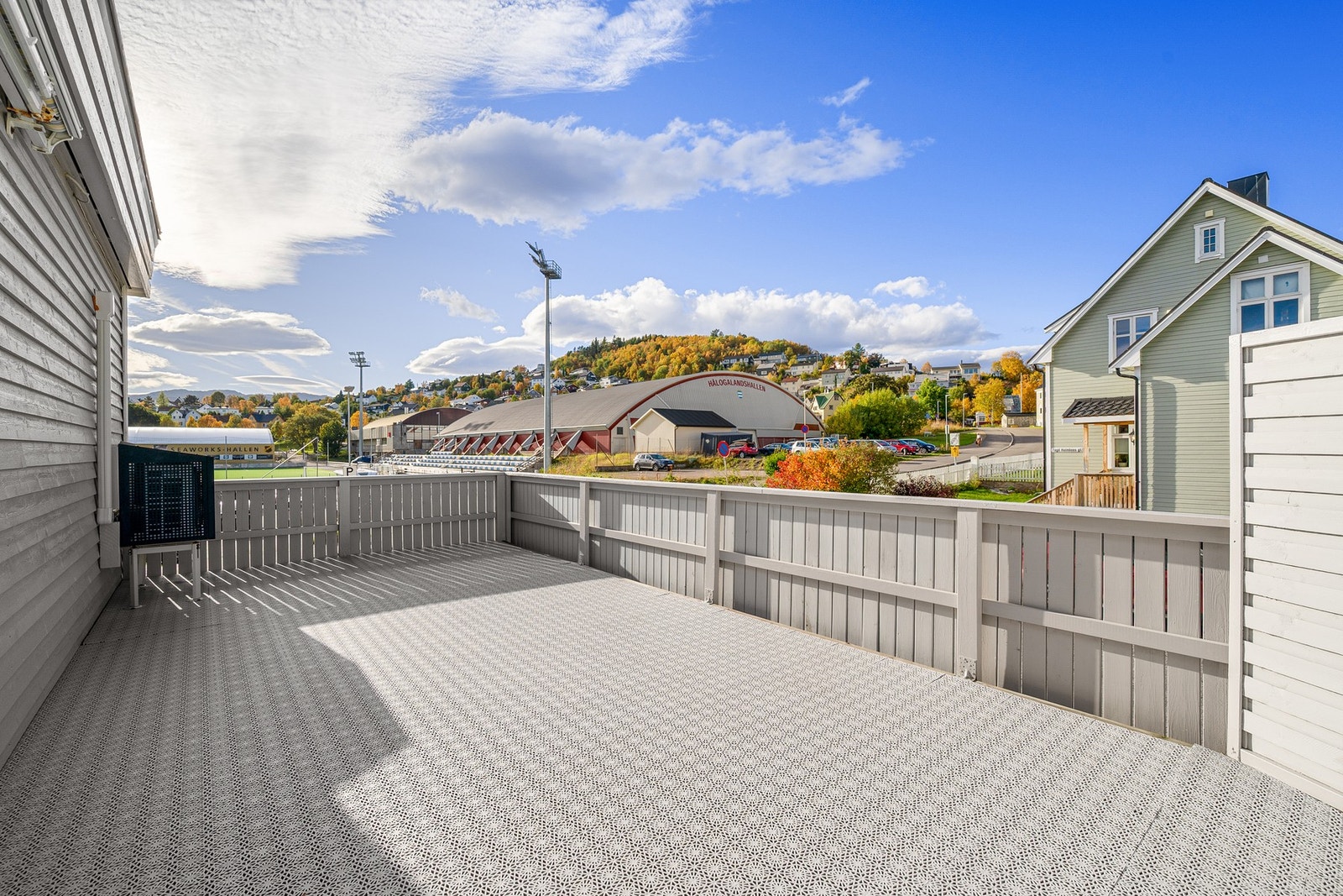 Utendørs er det en romslig takterrasse over garasjen, med god oversikt over Harstad Stadion - perfekt for den fotballinteresserte! Galleribilde