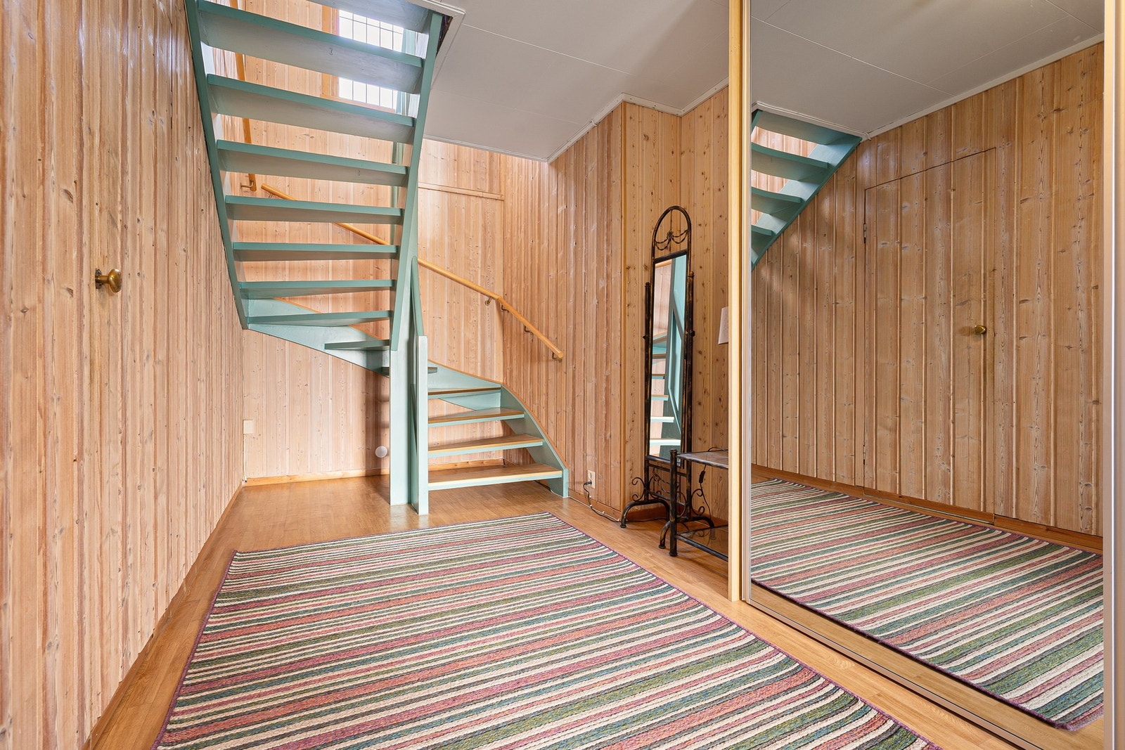 Stor og luftig hall med gode oppbevaringsmuligheter i skyvedørsgarderobe Galleribilde