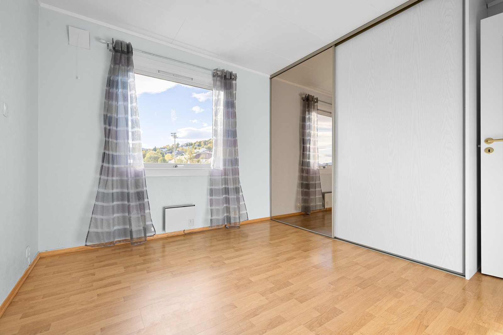 Tilhørende er det en stor skyvedørsgarderobe Galleribilde