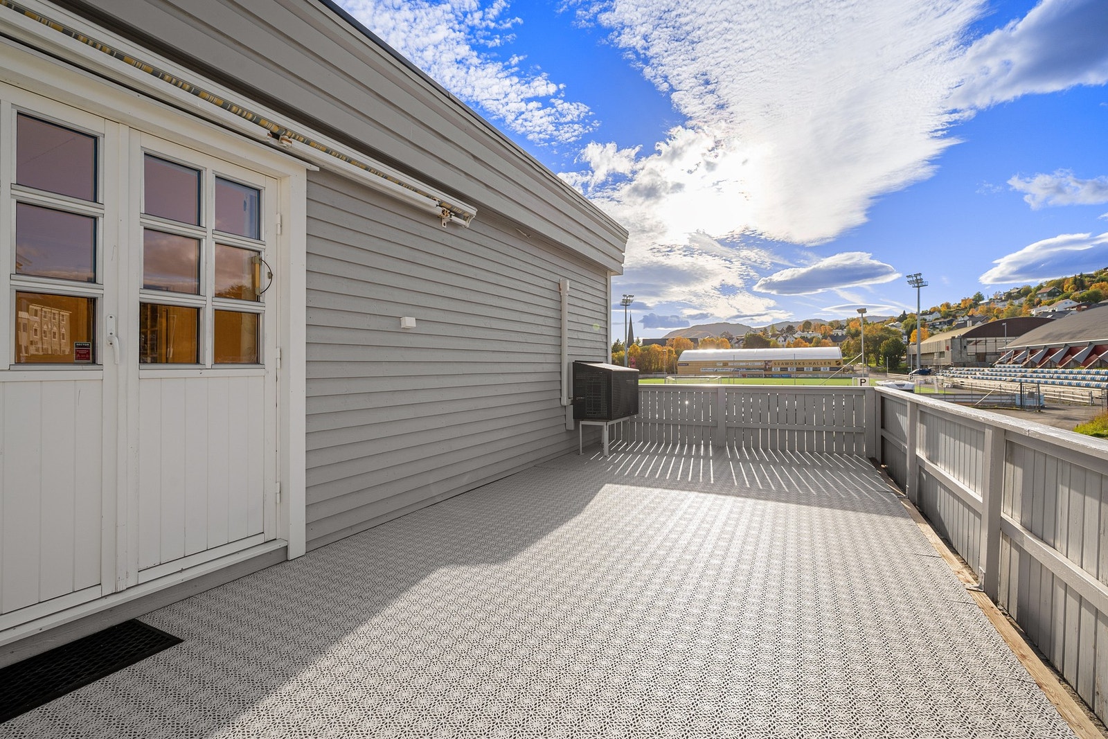 Vestvendt med gode solforhold, en fin plass å nyte varme sommerdager! Galleribilde