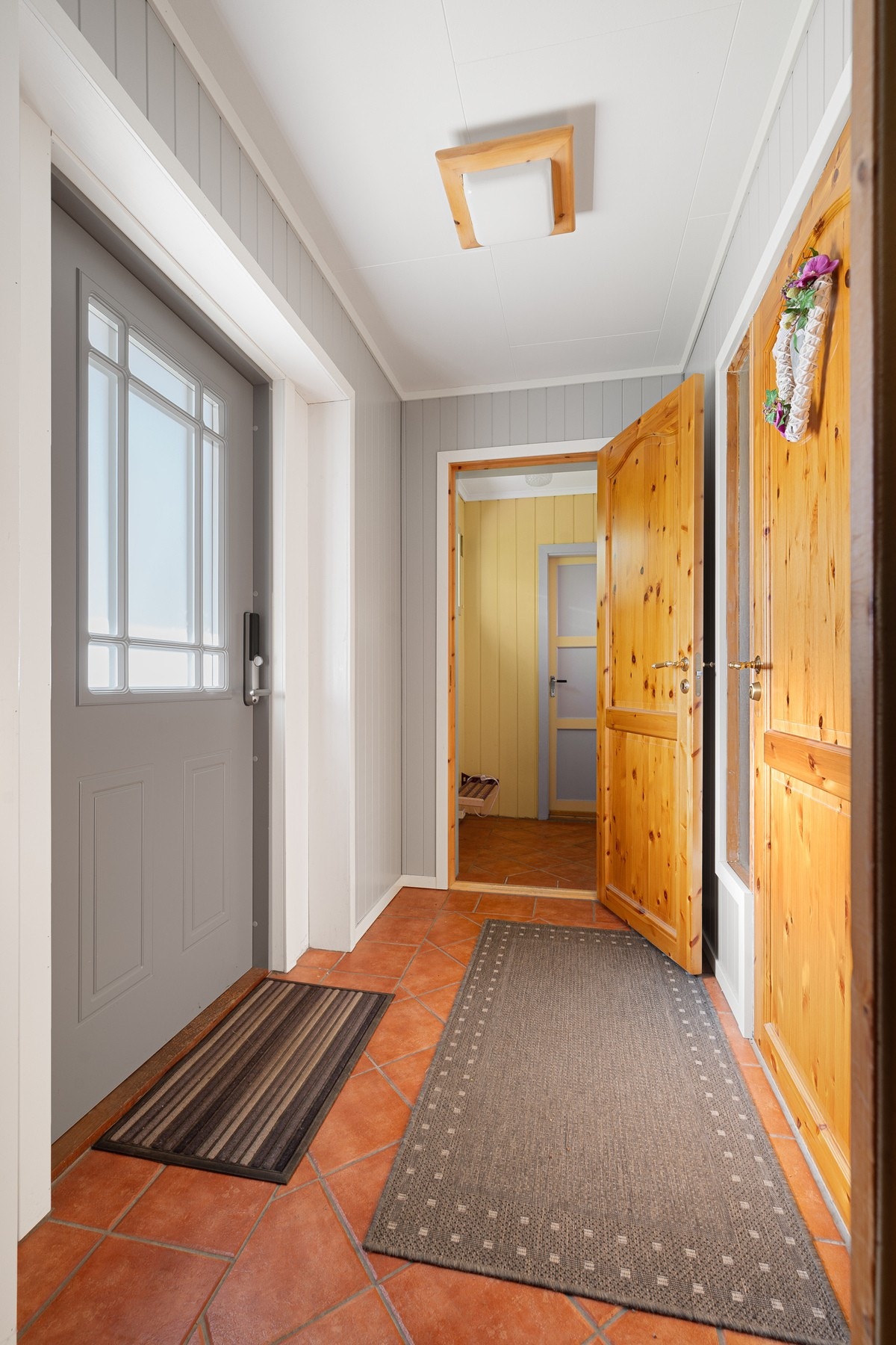 Felles entré for hoveddel og leilighet (inngangsdør med elektronisk kodelås 2017) Galleribilde