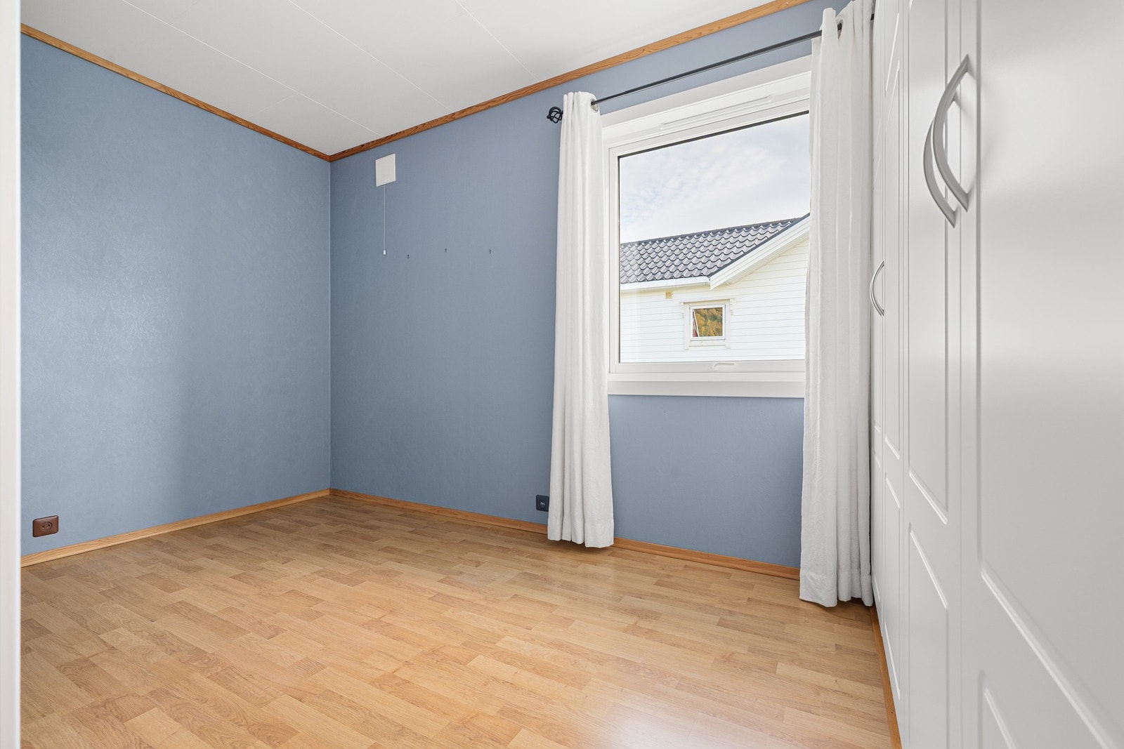 Soverom 2 har innebygd garderobeskap langs veggen Galleribilde