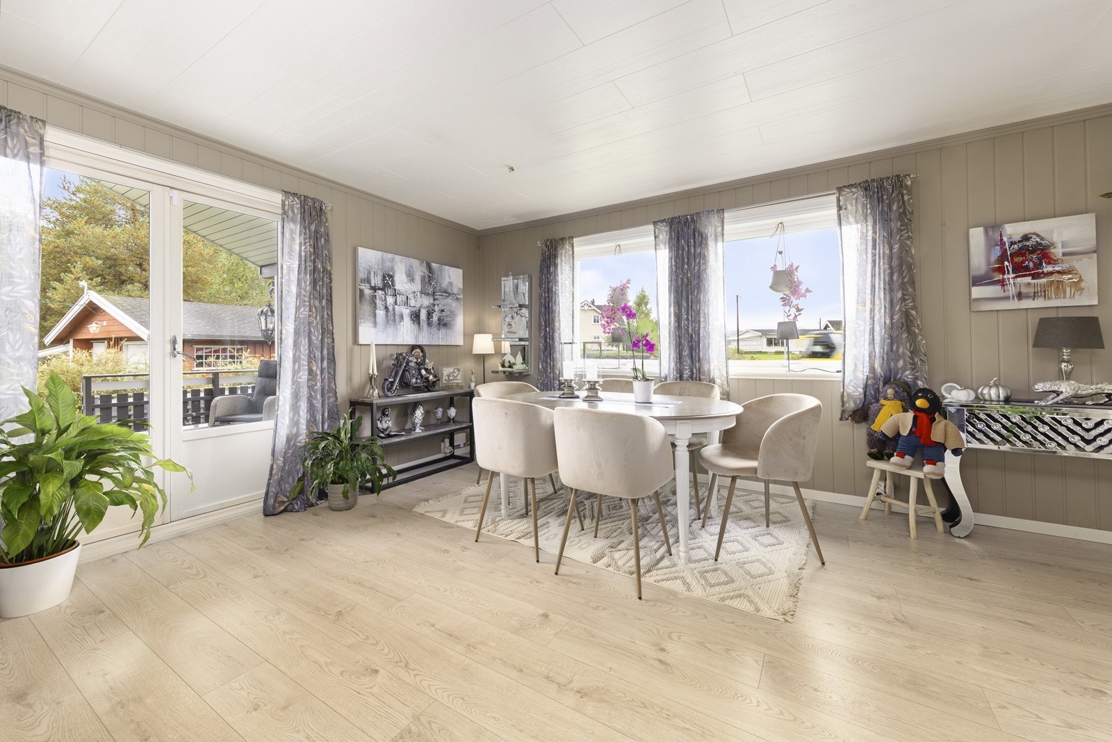 Fra stuen er det direkte utgang til boligens hyggelige terrasse som ligger fint skjermet til og har gode solforhold, et perfekt sted for å nyte lange sommerkvelder. Galleribilde