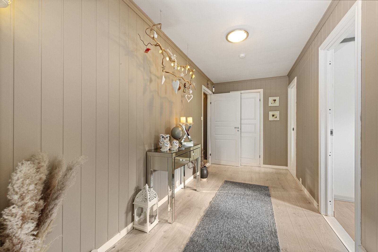 Boligen har en praktisk planløsning, og inneholder: Entré, gang, vaskerom, bad, stue, kjøkken og 2 soverom, hvorav ett har walk-in garderobe. Galleribilde