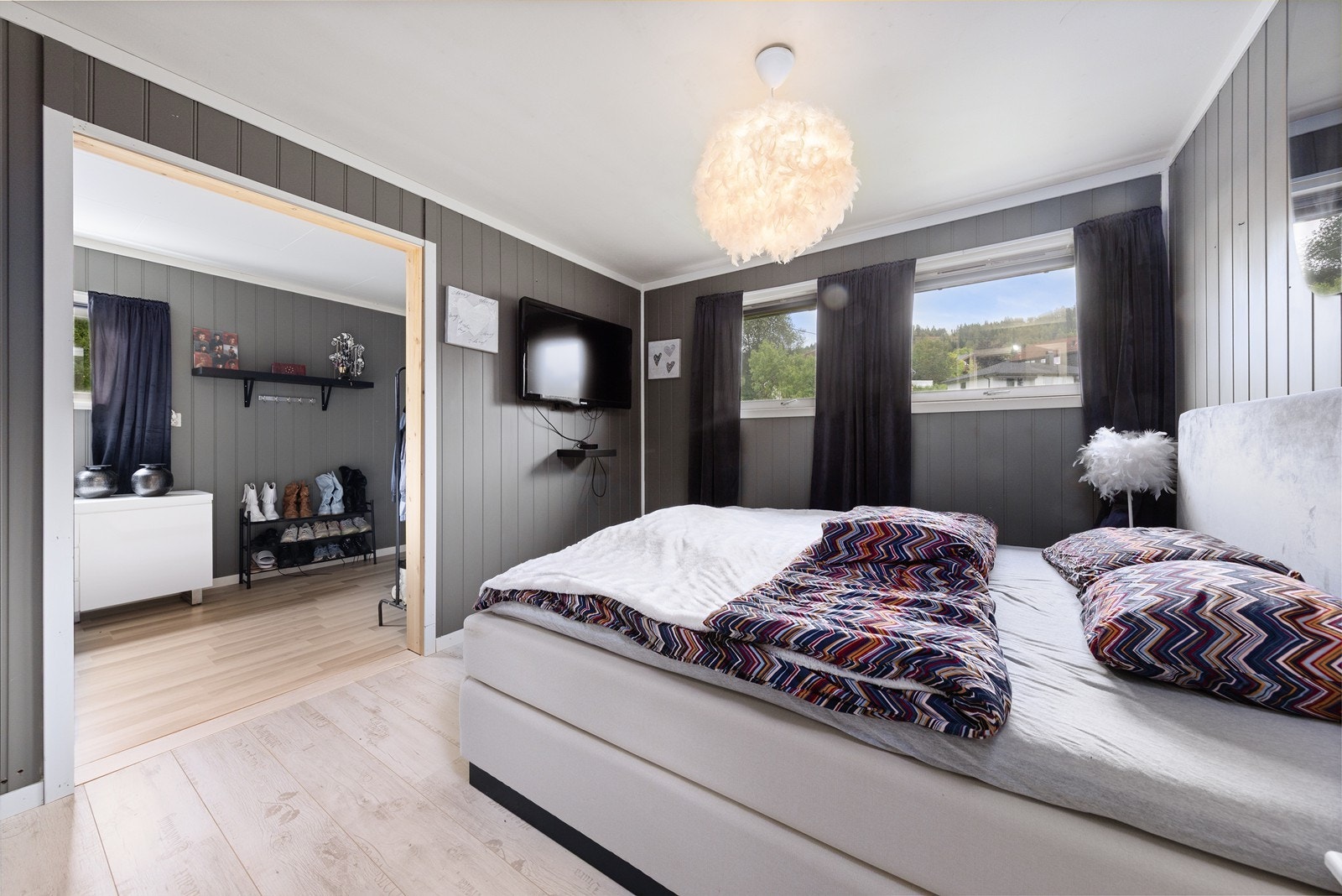 Boligen har i dag to soverom. Boligen har tidligere hatt 3 soverom, så dette kan enkelt endres tilbake uten søknad. Galleribilde