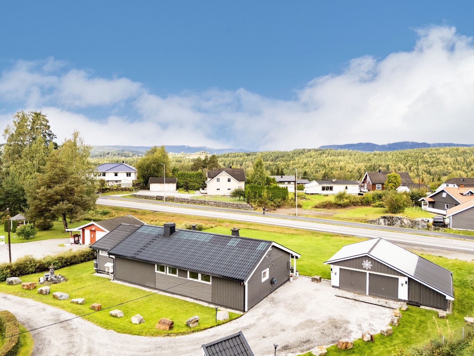 Olleveien 7 ligger i et etablert og populært boligområde på Gustadhøgda i Modum kommune. Galleribilde