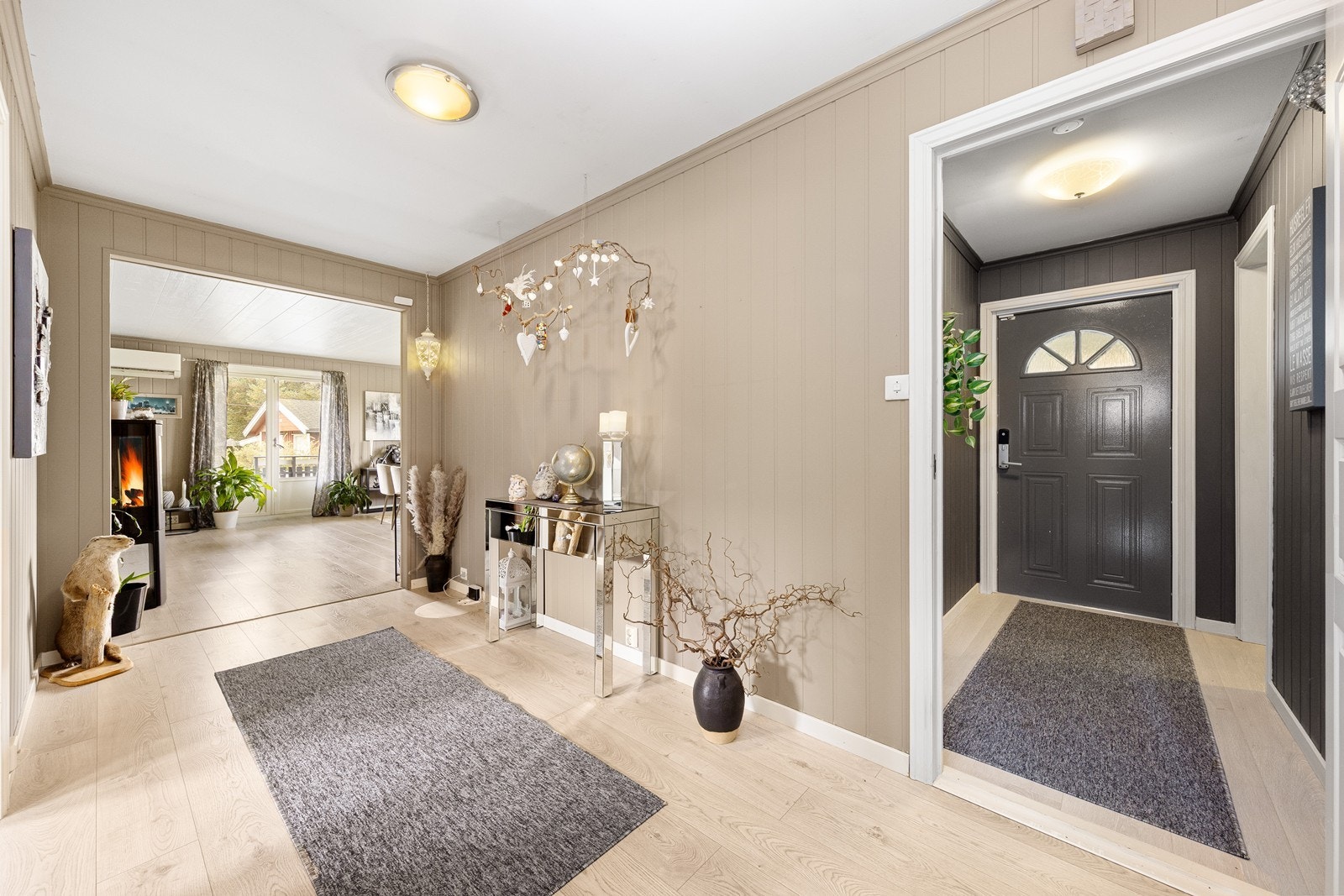 Boligen holder en god standard. Innvendige gulv er belagt med laminat. Veggene har tapet og malte plater. Innvendige himlinger med malte plater. Galleribilde