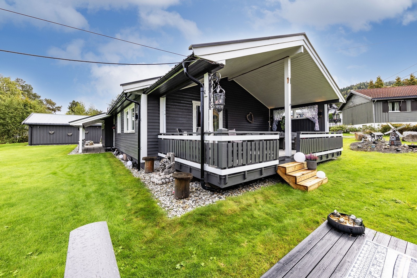 Er du på utkikk etter en lettstelt og praktisk enebolig med alt på ett plan ? Da er dette boligen for deg! Galleribilde