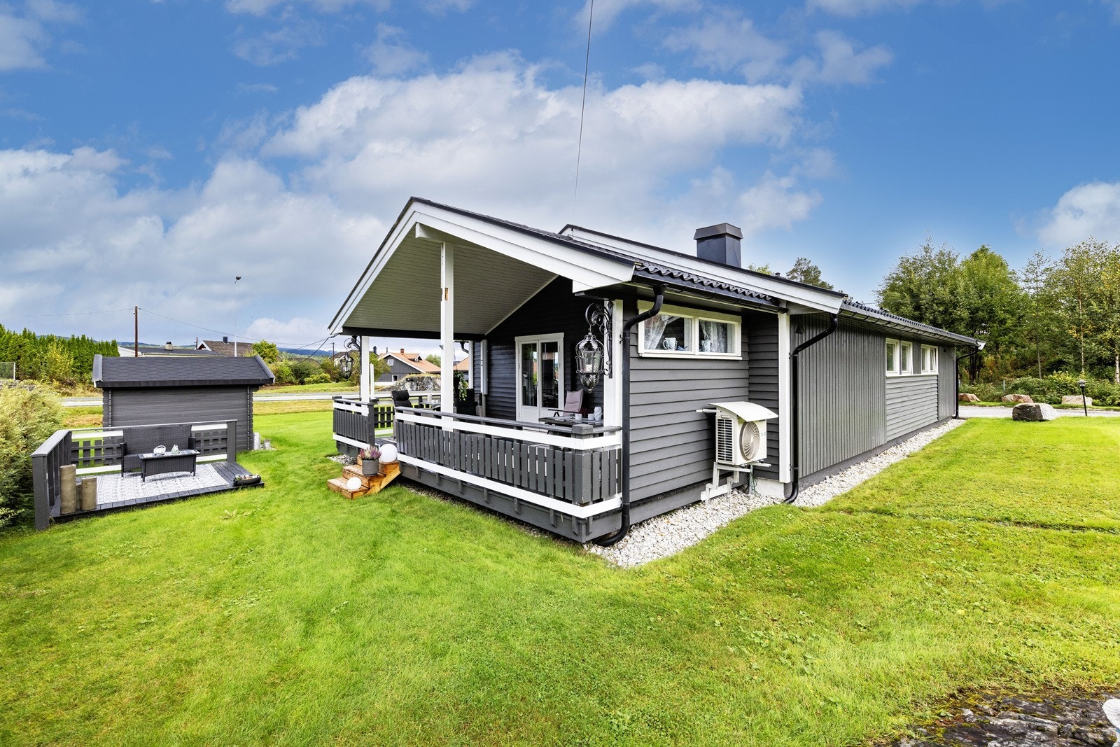 Lettstelt enebolig med alt på ett plan | 2 soverom | Dobbelgarasje | Stor hage! Galleribilde