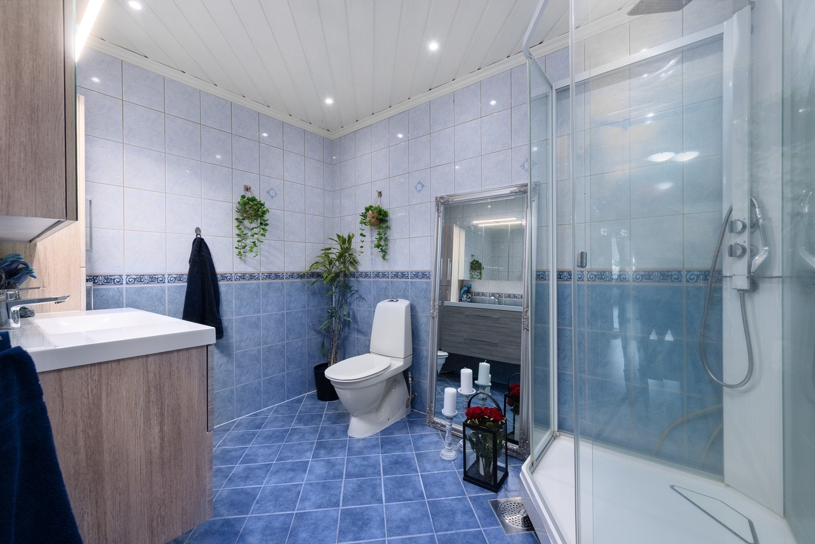 Flislagt baderom pusset opp ca 1998. innredning og dusjkabinett montert i nyere tid. Galleribilde