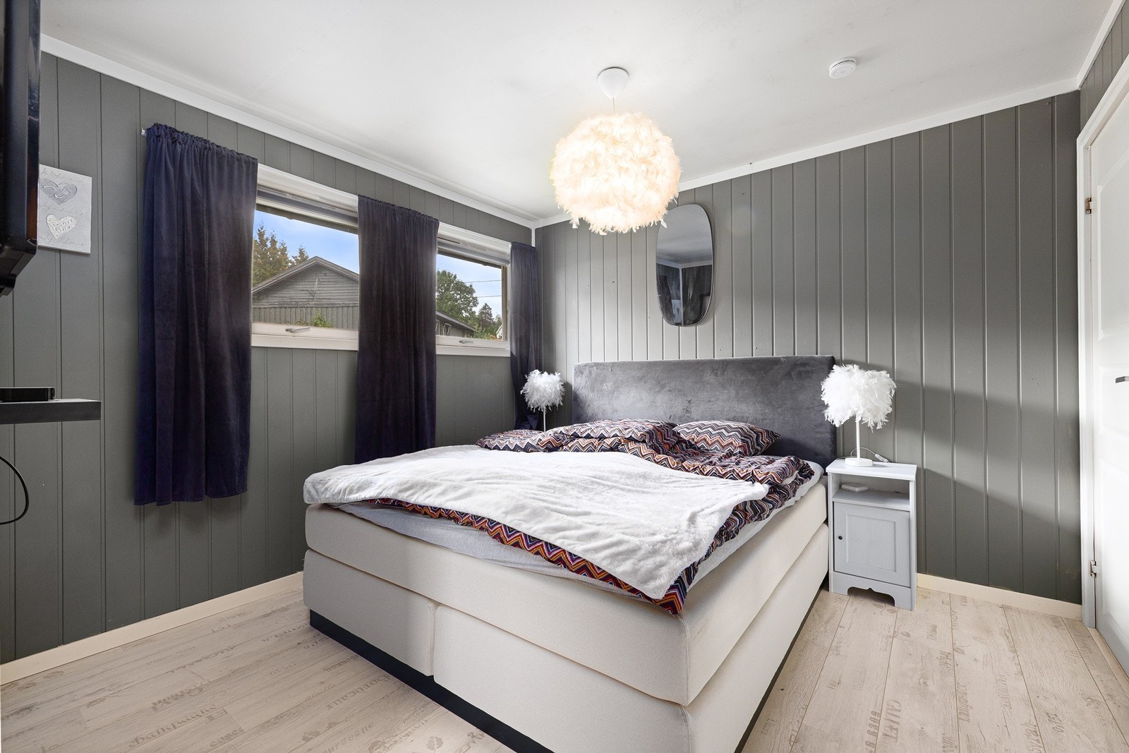 Hovedsoverommet har god plass til dobbeltseng med tilhørende nattbord og god plass for klær, sko og diverse tilbehør i garderobeløsning. Galleribilde