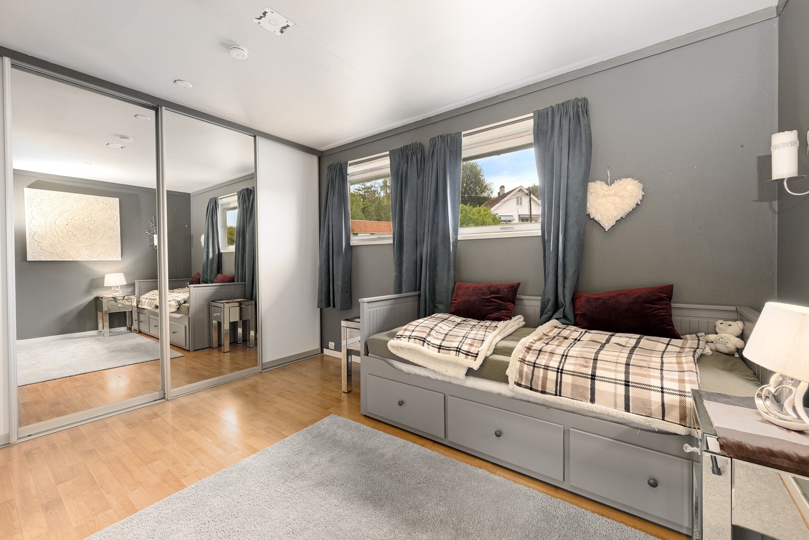 Soverom 2 med skyvedørsgarderobe. Galleribilde