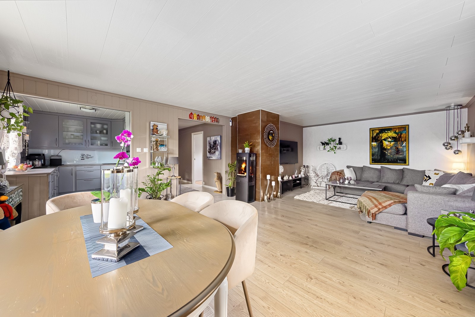 Vindusflatene slipper inn godt med naturlig lys, som gir rommet en luftig og åpen følelse. Galleribilde