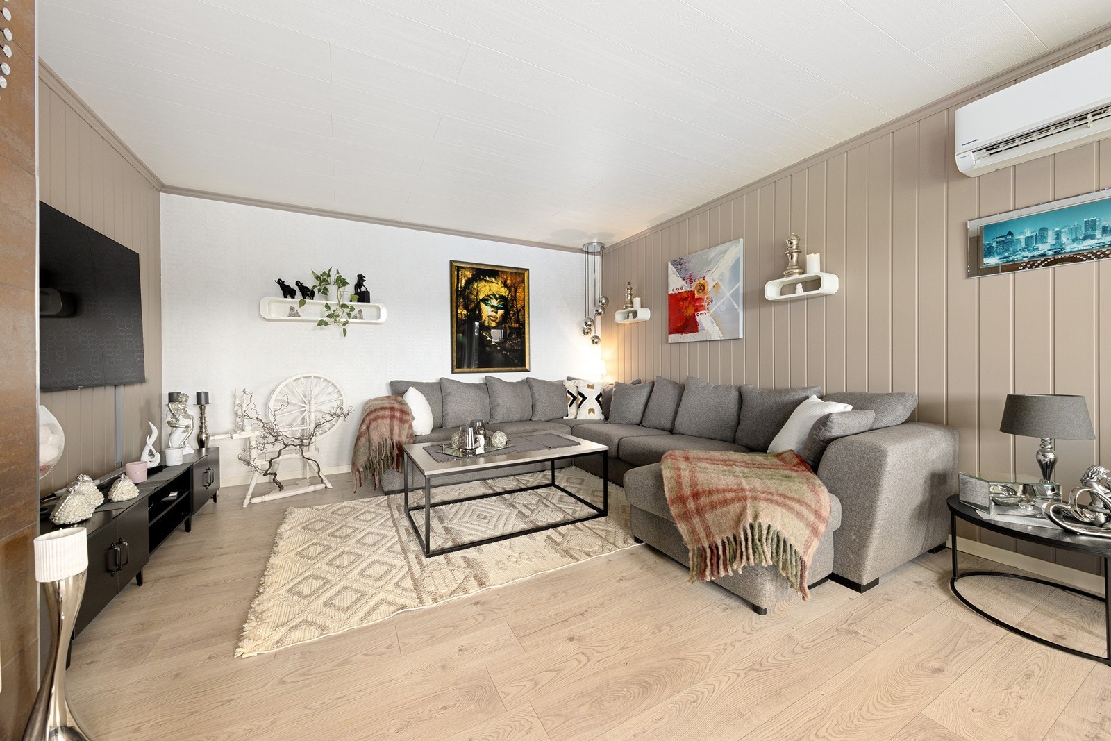 Stuen er romslig og gir god plass til flere møbleringsalternativer, enten du ønsker å plassere et stort spisebord for familiemiddager i spisestuen, komfortable sofagrupper for avslapning, eller en egen lesekrok. Galleribilde