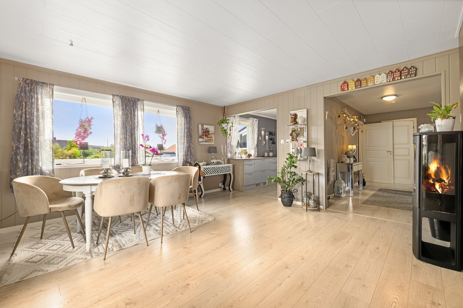 Boligen har en delvis åpen stue/kjøkken løsning. Galleribilde