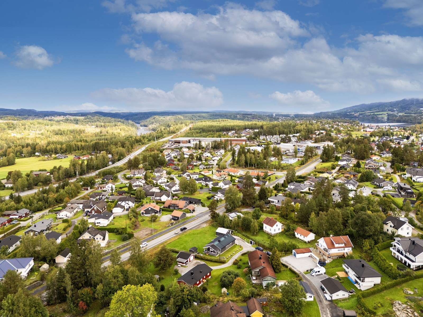 Gangavstand er det også til flotte oppmerkede turløyper sommer som vinter på Øståsen. Det er gang- og sykkelvei fra boligområde til sentrum og kort avstand til bussholdeplass. Galleribilde