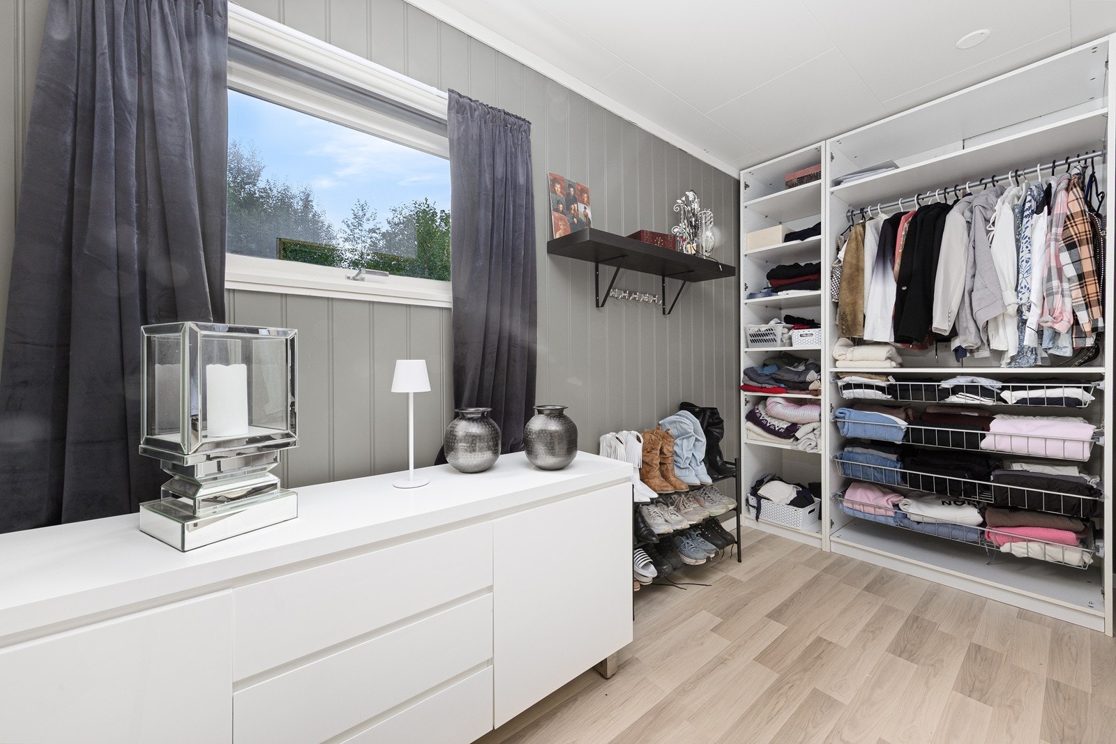 Innredet walk in closet med god plass til klær, sko og diverse tilbehør. Rommet har tidligere vært et soverom 3 og tiltaket kan føres tilbake. Galleribilde