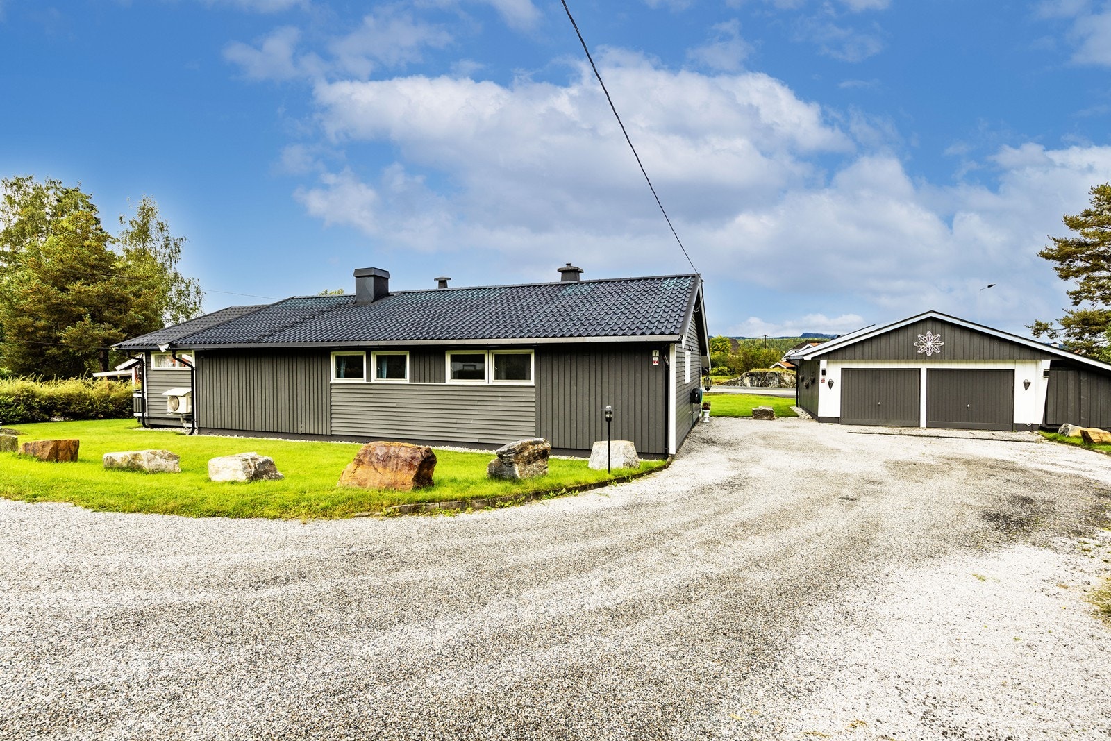 Gode parkeringsmuligheter i egen gårdsplass, samt i garasje. Galleribilde