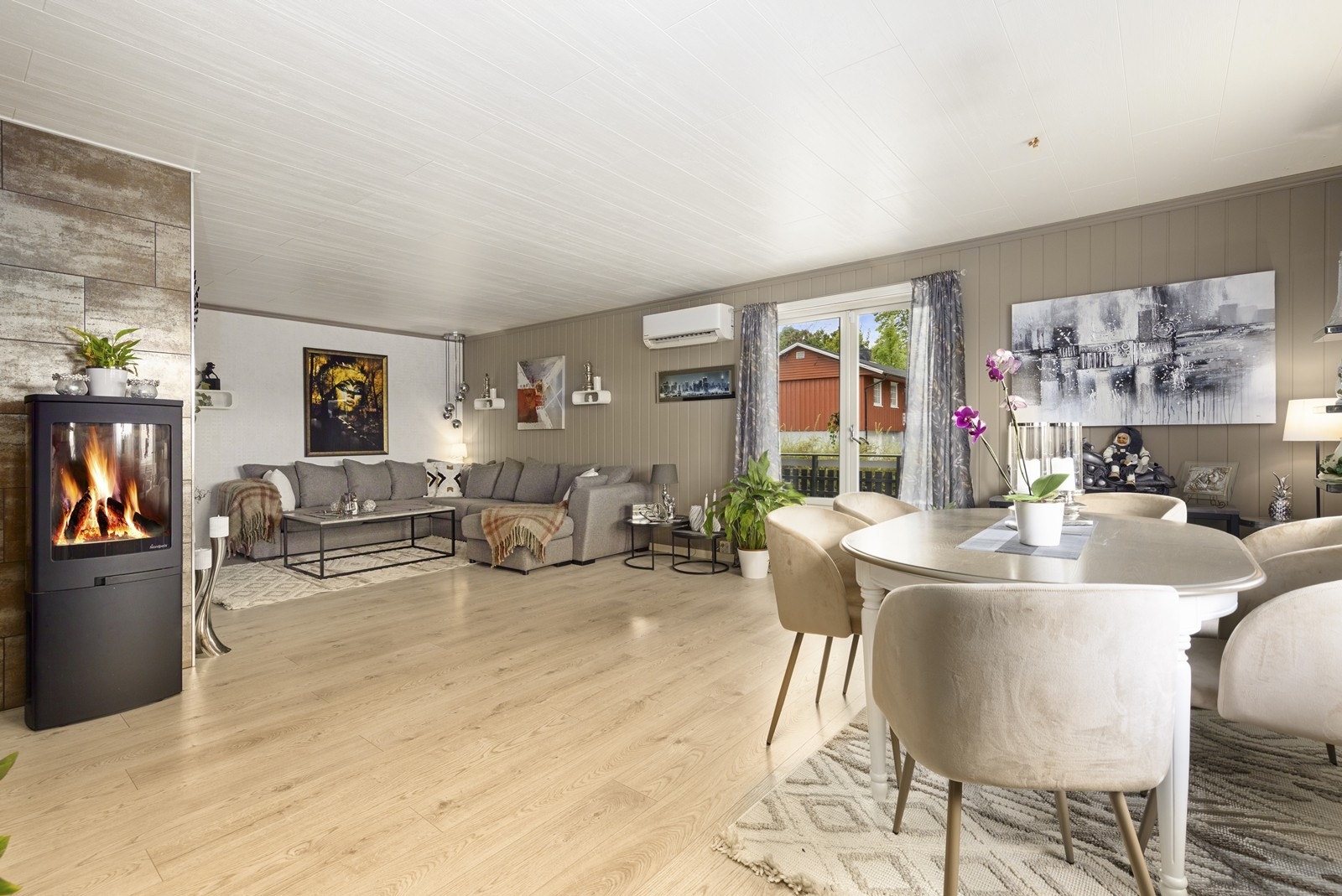 Sentralt plassert i rommet er det en varmende vedovn. Galleribilde