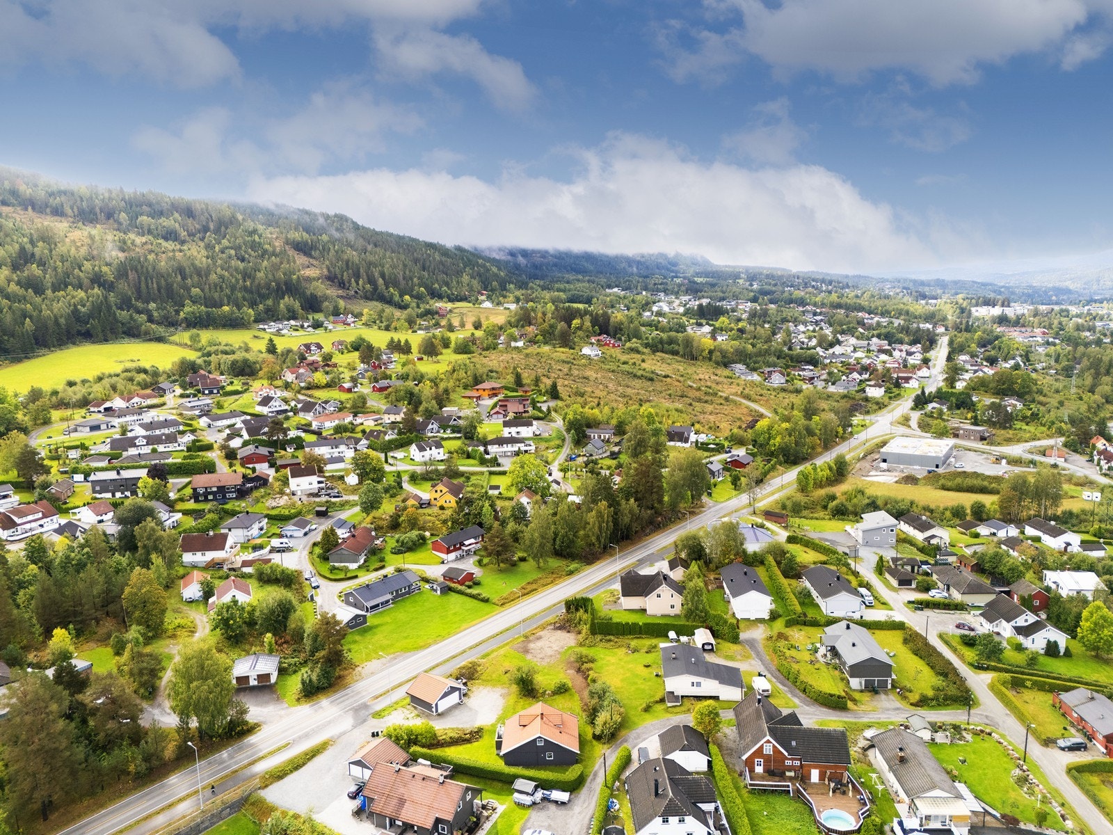 Fra eiendommen er det gangavstand til barnehage, barne- og ungdomsskole, videregående skole, butikker og de fleste servicetilbud. Galleribilde