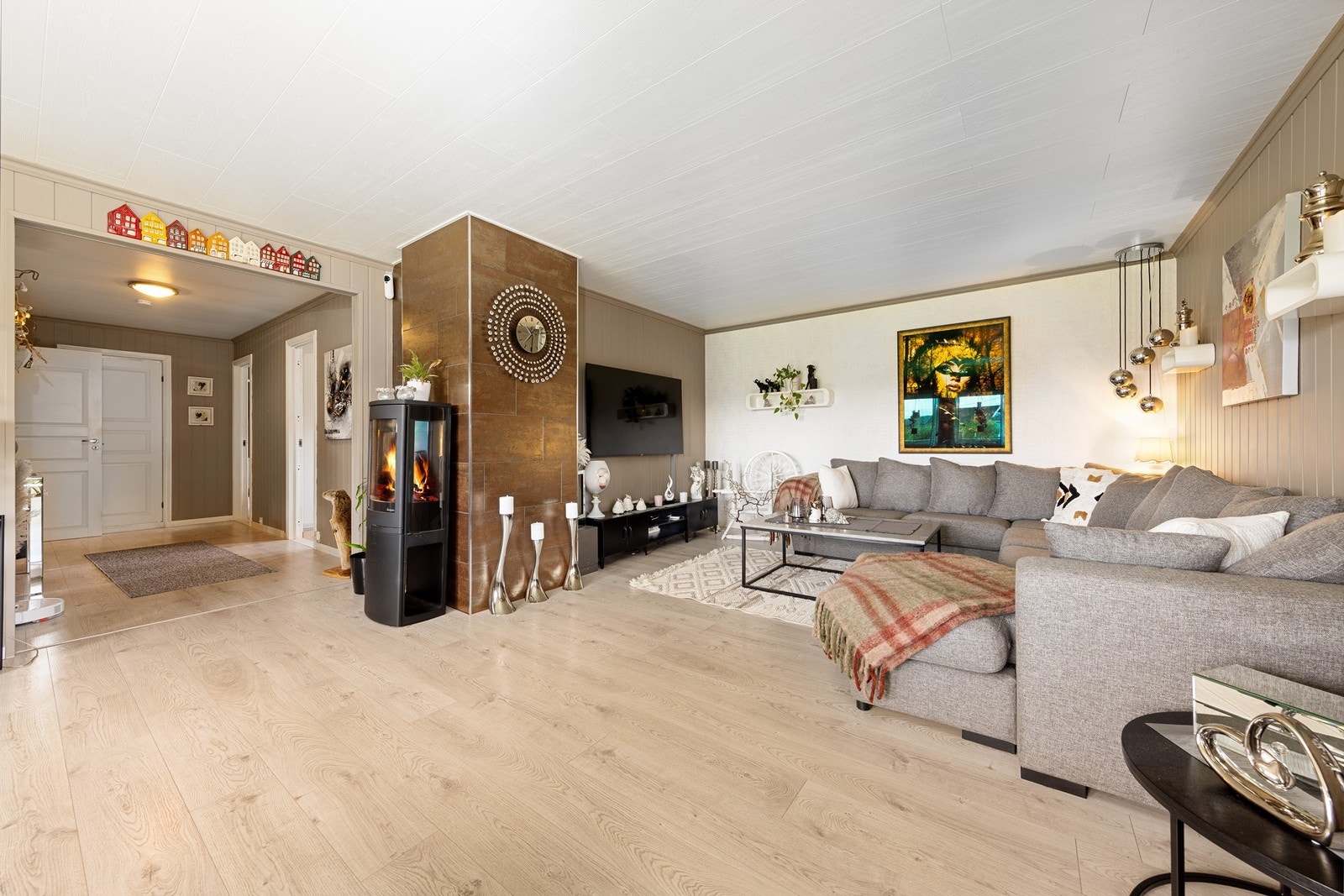 Denne store og innbydende stuen med spisestue og delvis adskilt tv-stue utstråler en sjarmerende stil. Galleribilde