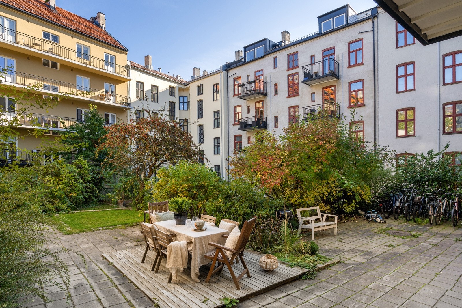 Borettslaget har en flott og stor bakgård med gode solforhold. Galleribilde