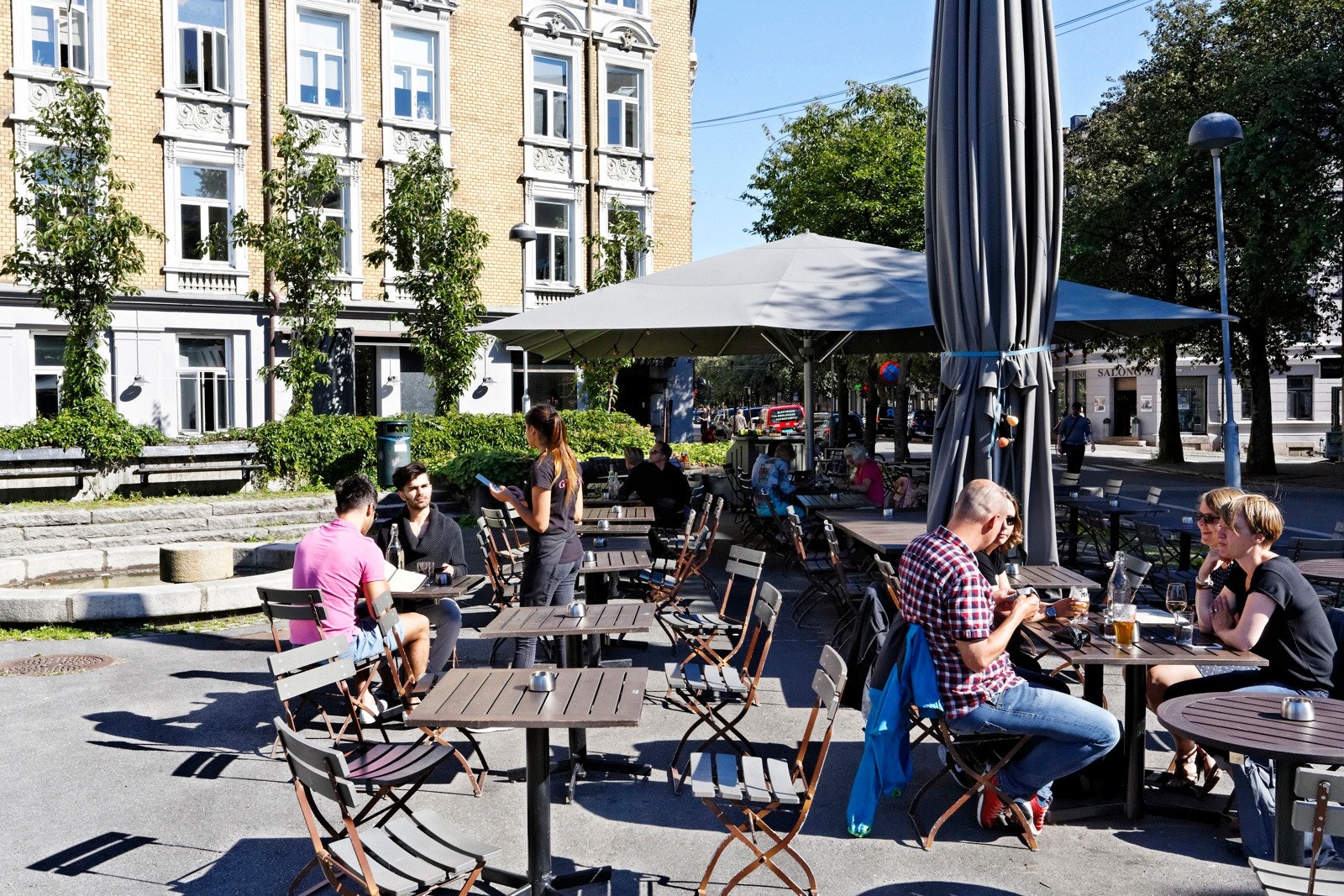 Vertshuset Grisen ligger like i nærheten på flotte Oskar Braatens Plass. Galleribilde