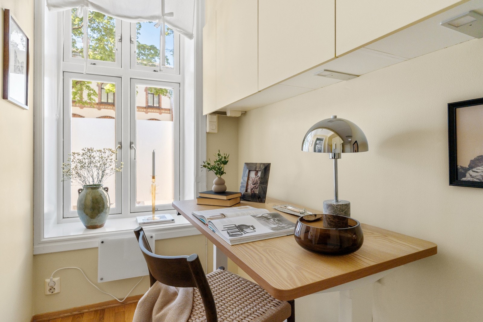 I tilknytning til kjøkkenet ligger et praktisk og fleksibelt rom som i dag benyttes som hjemmekontor, men som enkelt kan tilpasses ulike behov. Galleribilde