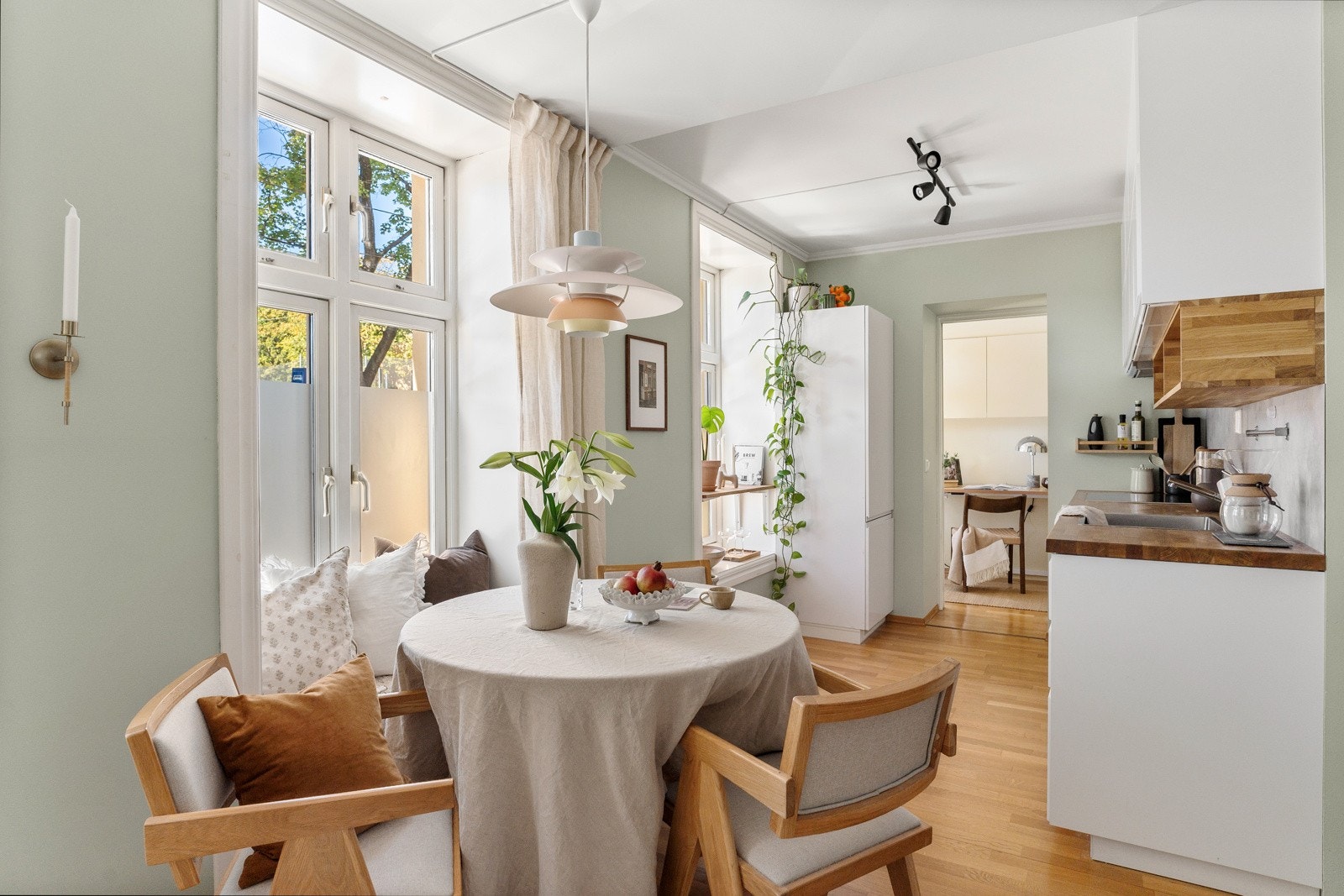 Store vindusflater som slipper inn rikelig med naturlig lys. Galleribilde