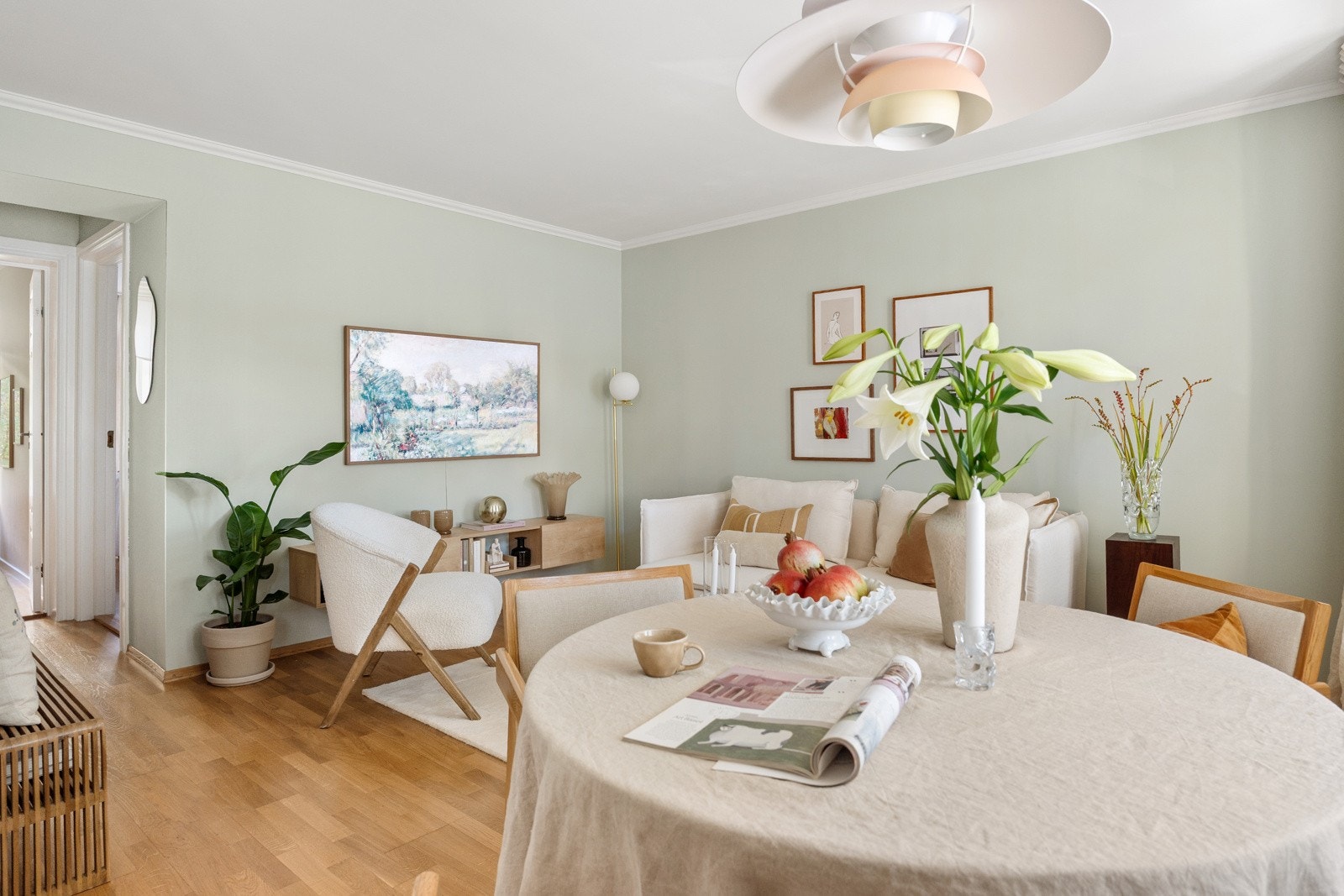 Stuen har god plass til både sofagruppe, spisebord og annet møblement. Galleribilde