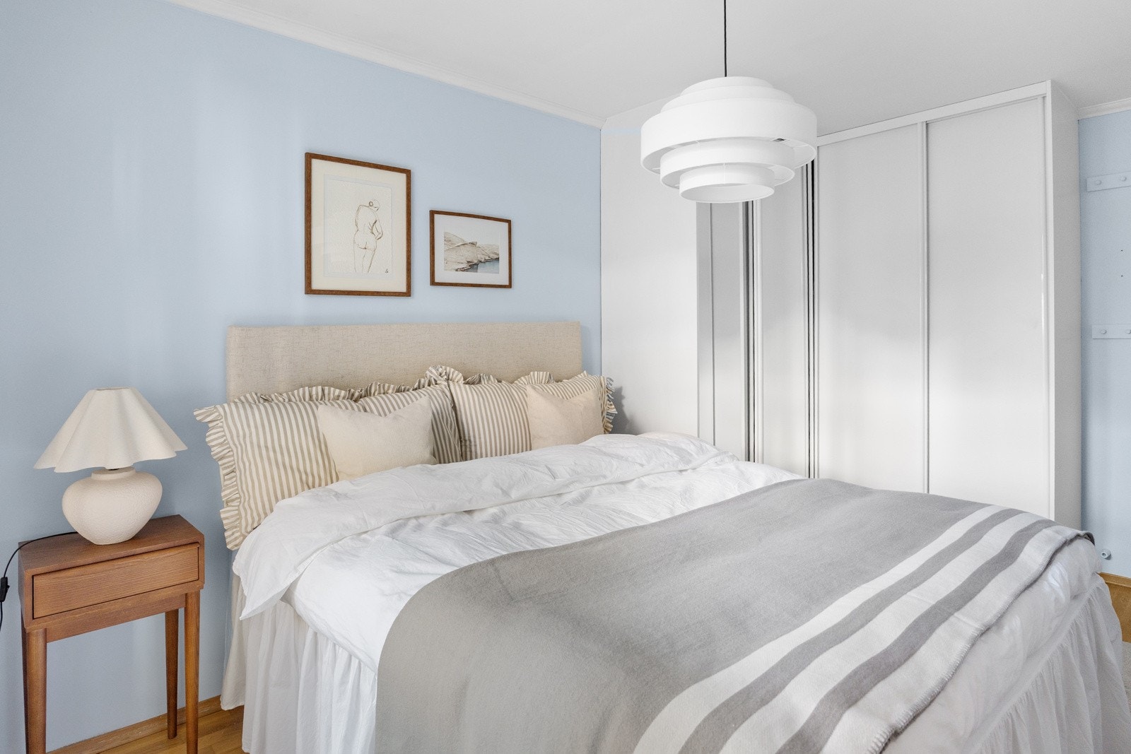 Det er innredet med romslig skyvedørsgarderobe som gir gode oppbevaringsmuligheter. Galleribilde