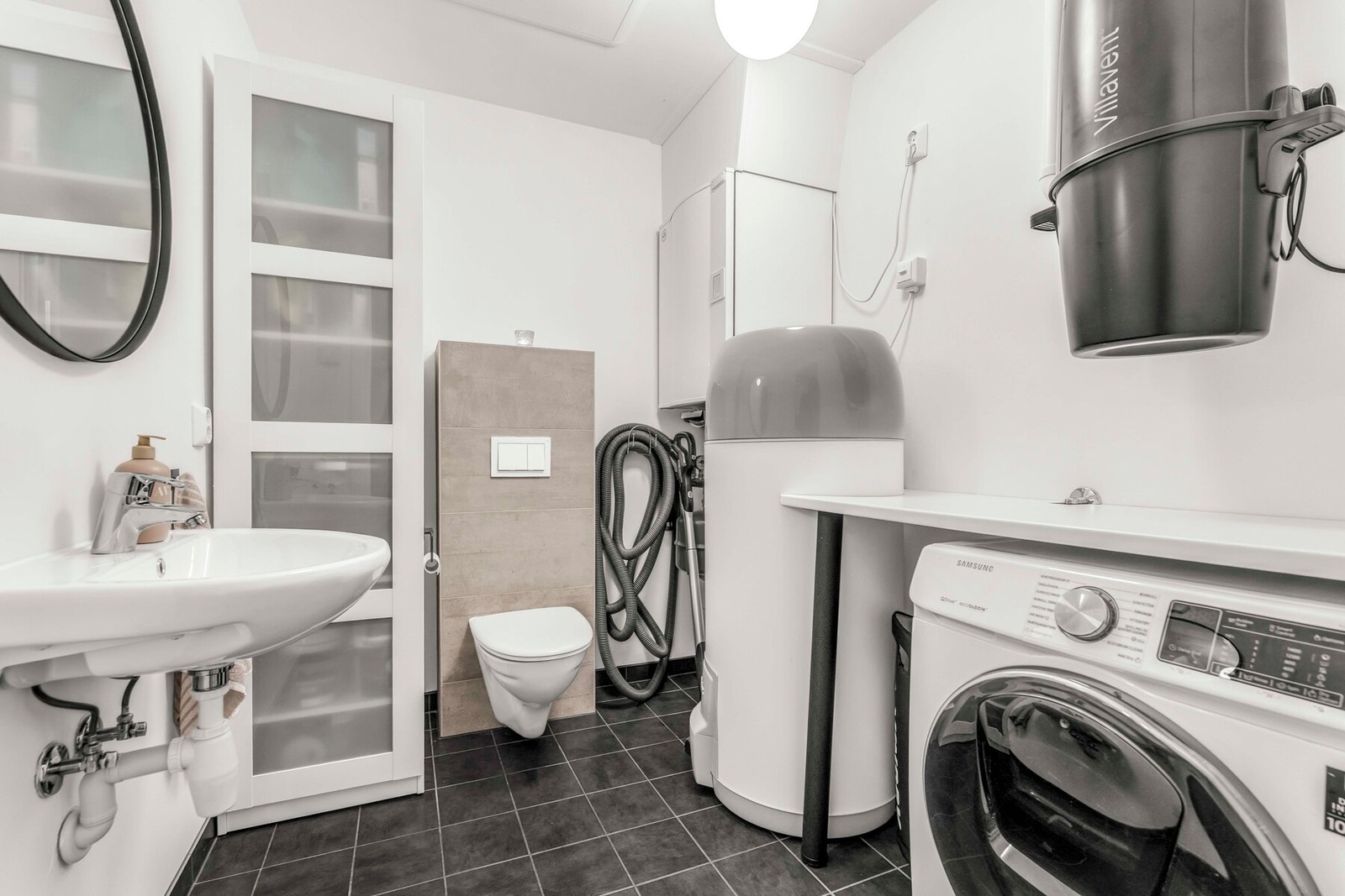 Praktisk med eget vaskerom også med toalett Galleribilde