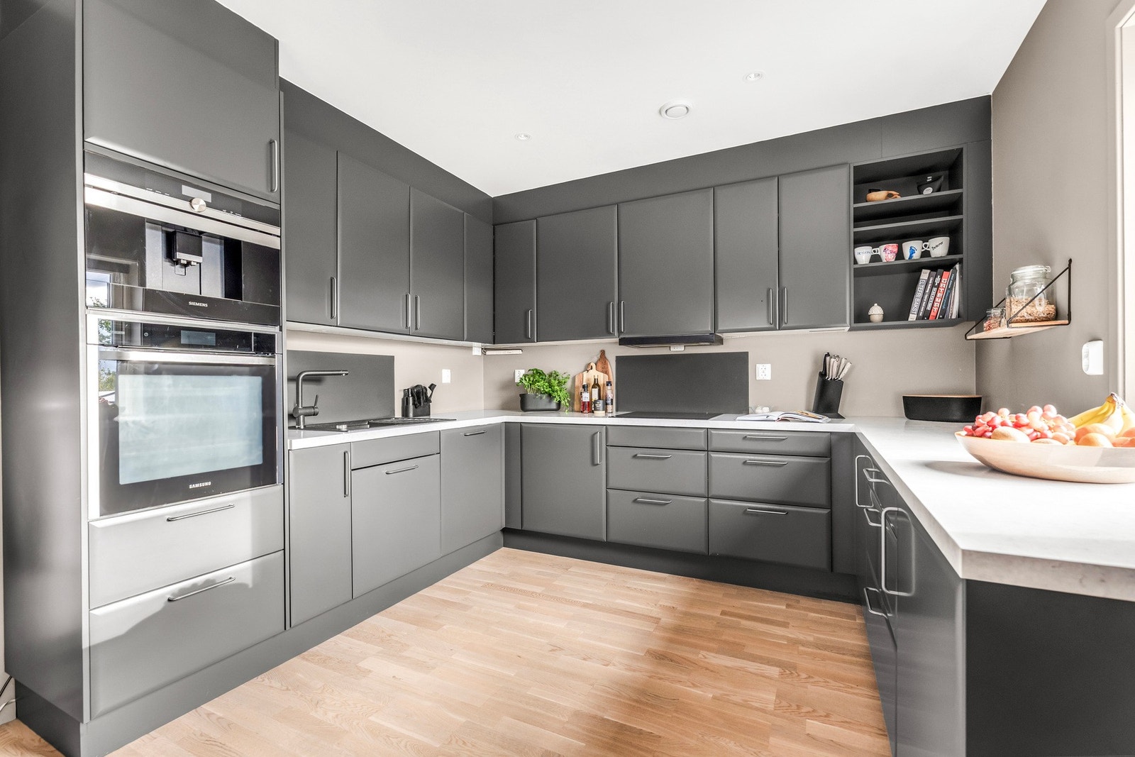 Oppgradert og påkostet kjøkkeninnredning med integrerte hvitevarer Galleribilde