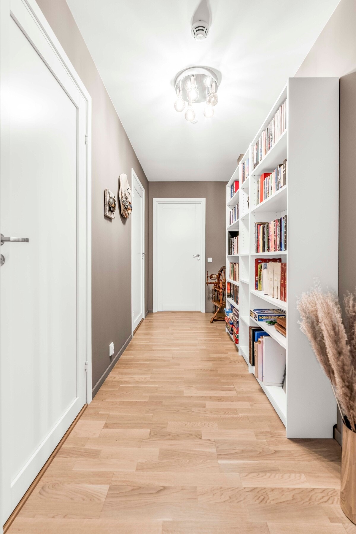 Gang med adkomst til vaskerom&wc, bad og hovedsoverom Galleribilde