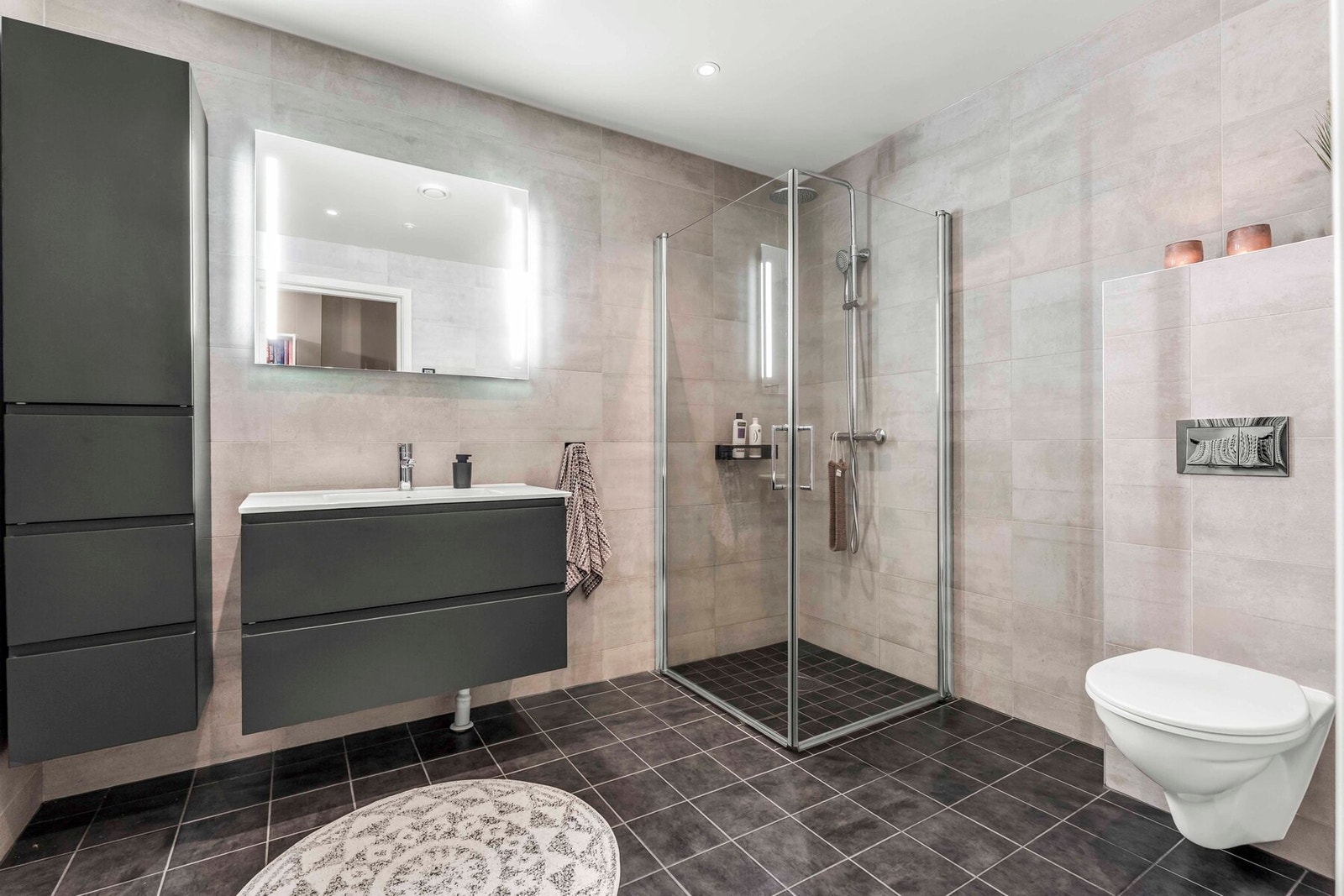 Stort og pent flislagt hovedbad Galleribilde