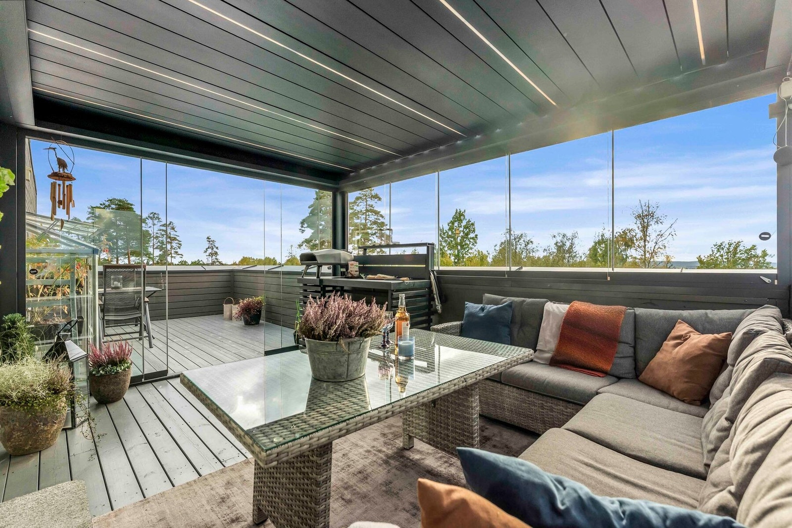 Herlig uteplass med påkostet paviljon med skyvedører og tak Galleribilde