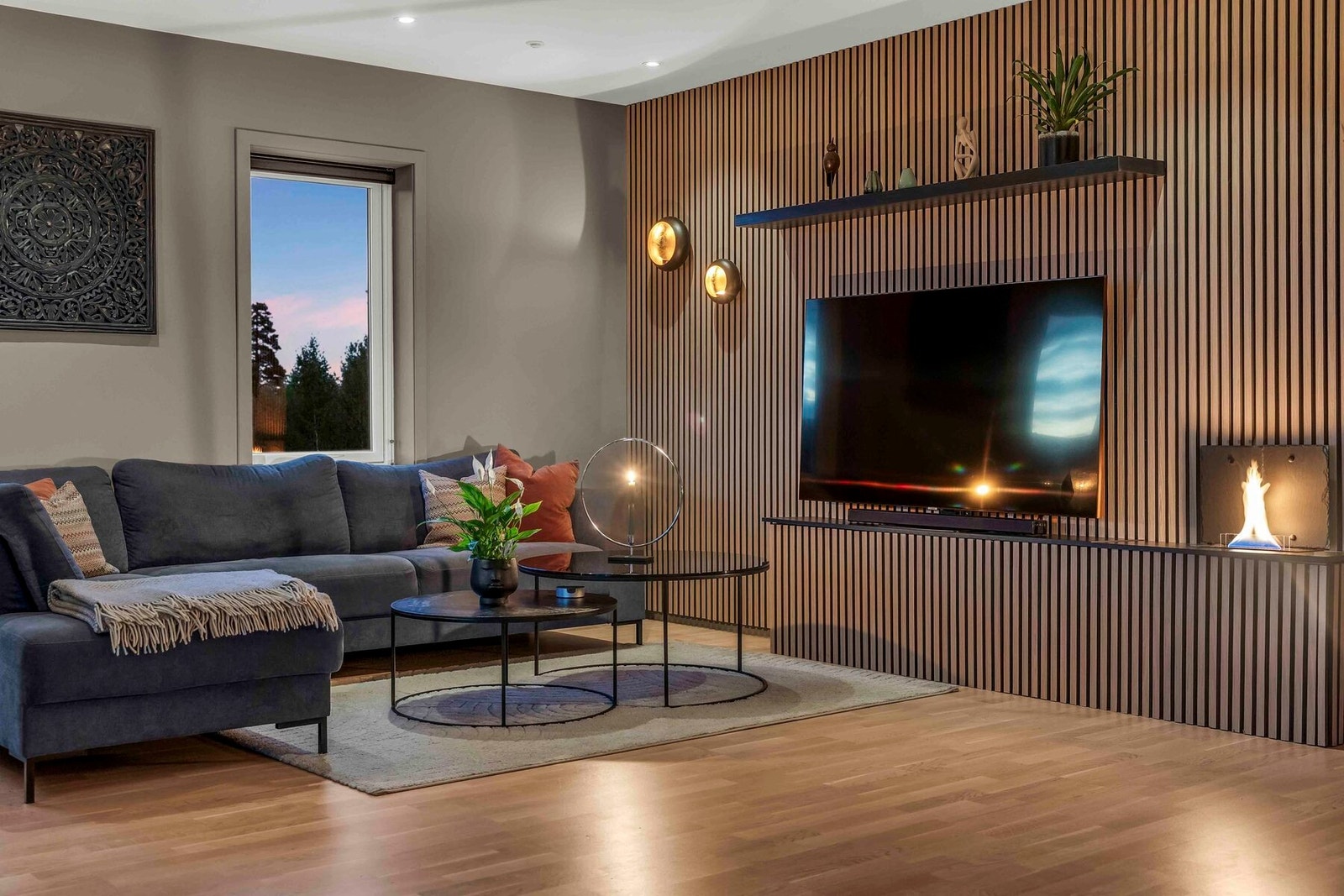 Delikat stue med detaljer som spilevegg i deler av stuen Galleribilde