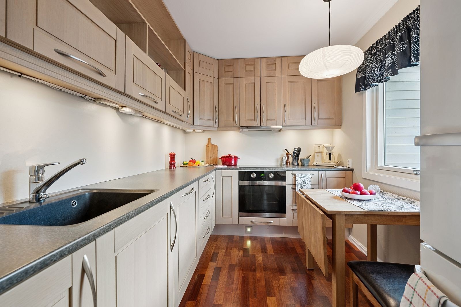 Lyst og moderne kjøkken med god skap- og benkeplass. Galleribilde