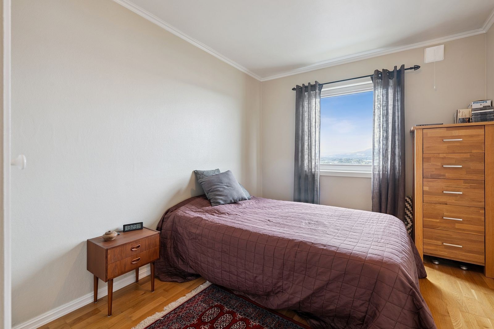 Hovedsoverom med god plass til dobbeltseng og kommode. Galleribilde