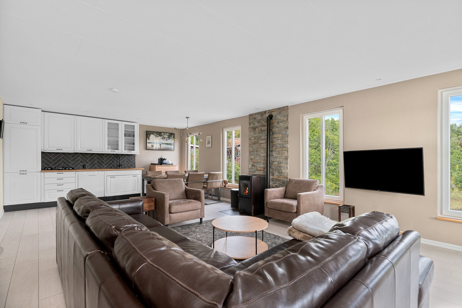 Lekker pellets ovn som passer perfekt som en midtdeler av rommet. Galleribilde