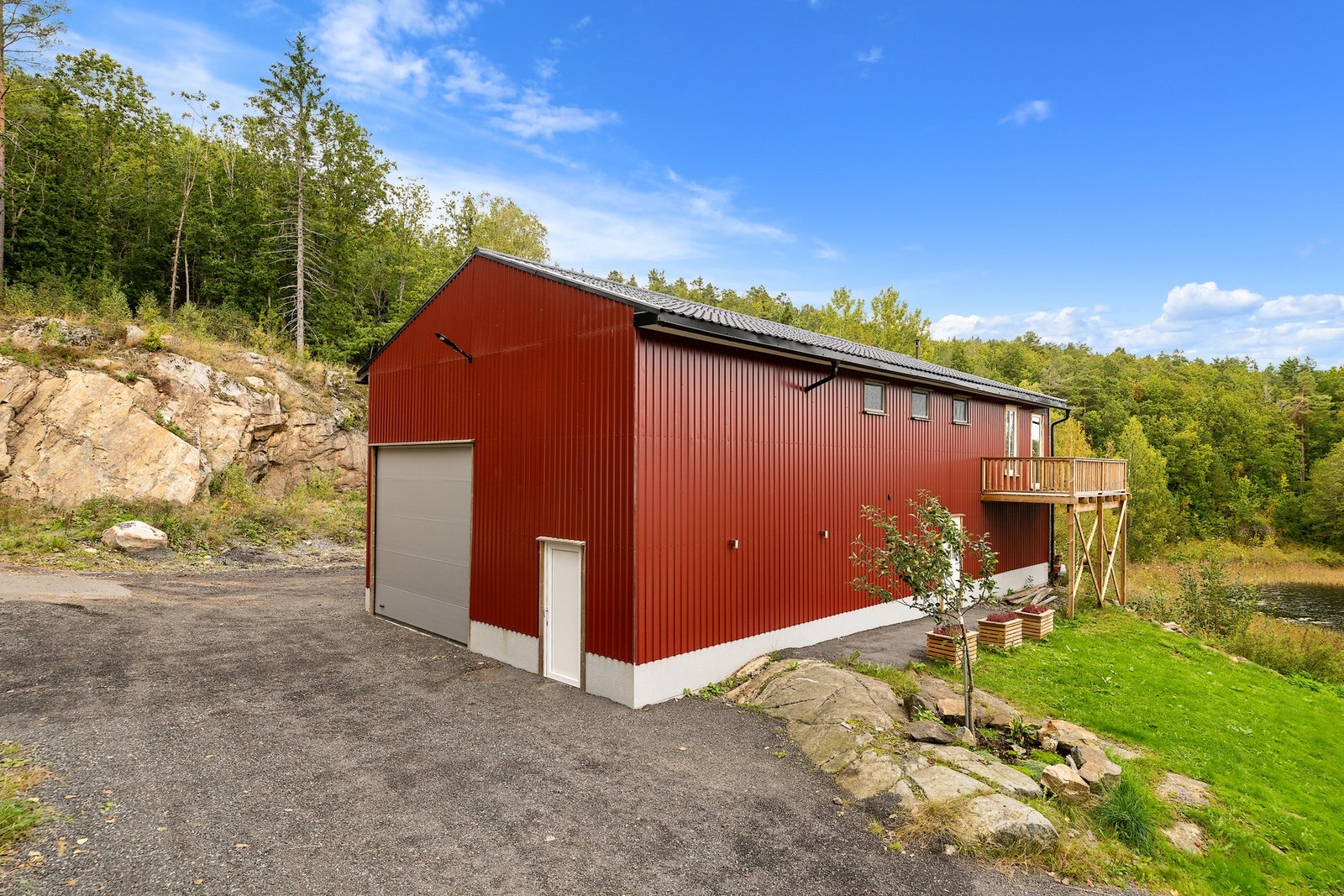 Låve som er omfattende renovert i 2024 med lagring, verksted og innredet 2.etasje. Galleribilde