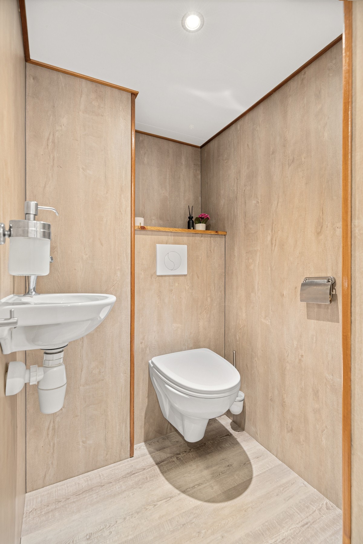 Eget toalettrom med vegghengt toalett og servant. Galleribilde