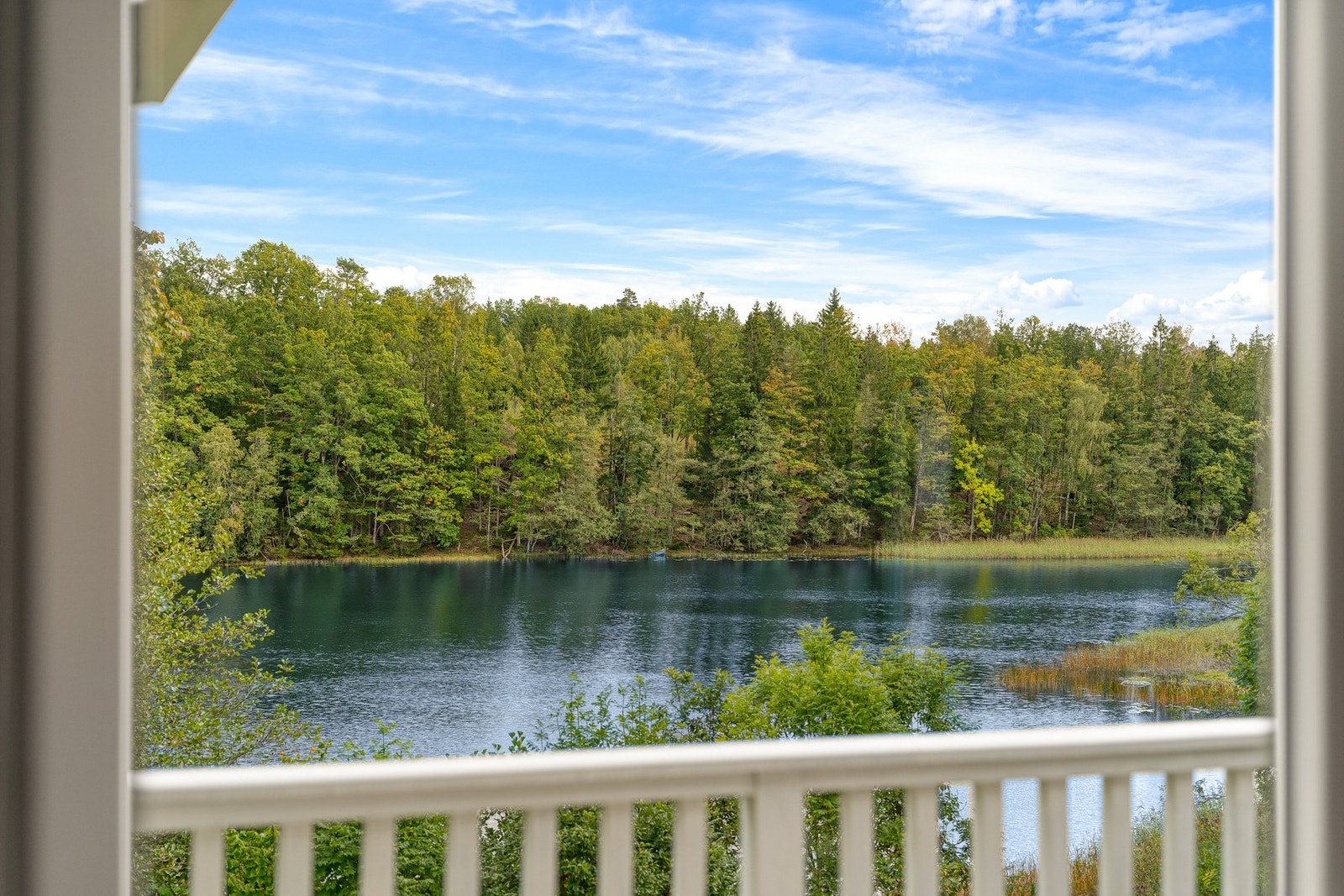 Fra stuen er det nydelig utsikt ned mot Longumvannet. Galleribilde