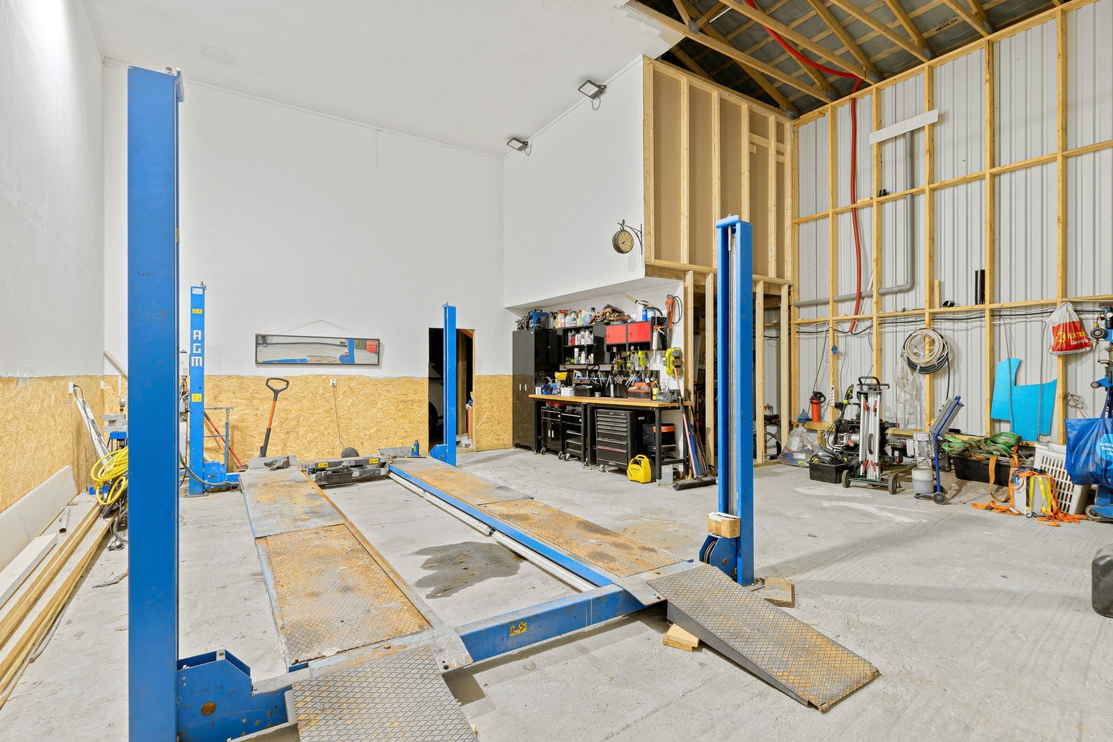 Stort verksted med løftebukk. Legg merke til takhøyden. Galleribilde