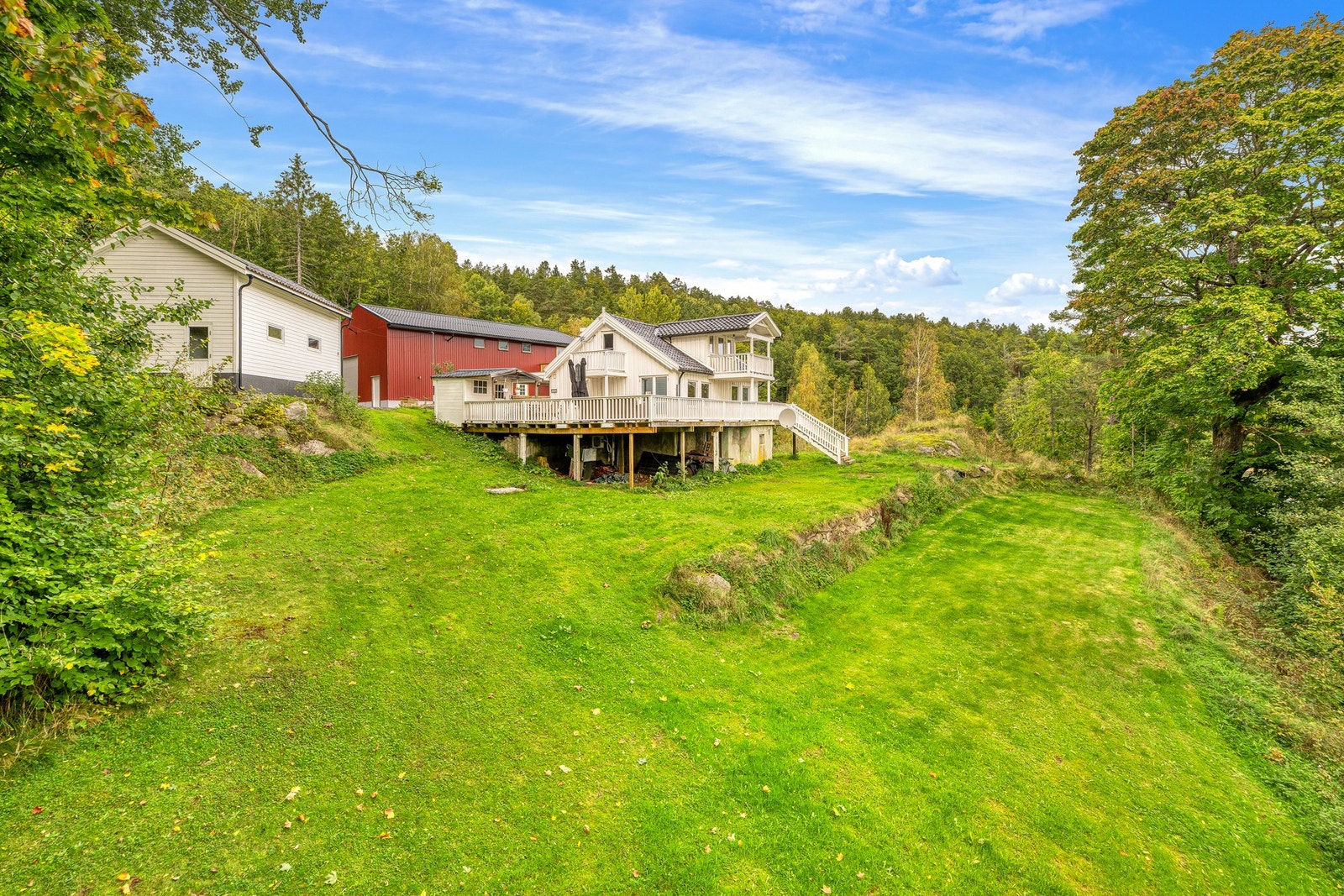 Store deler av eiendommen er omkranset av hage. Her er det god tumleplass til hele familien. Galleribilde