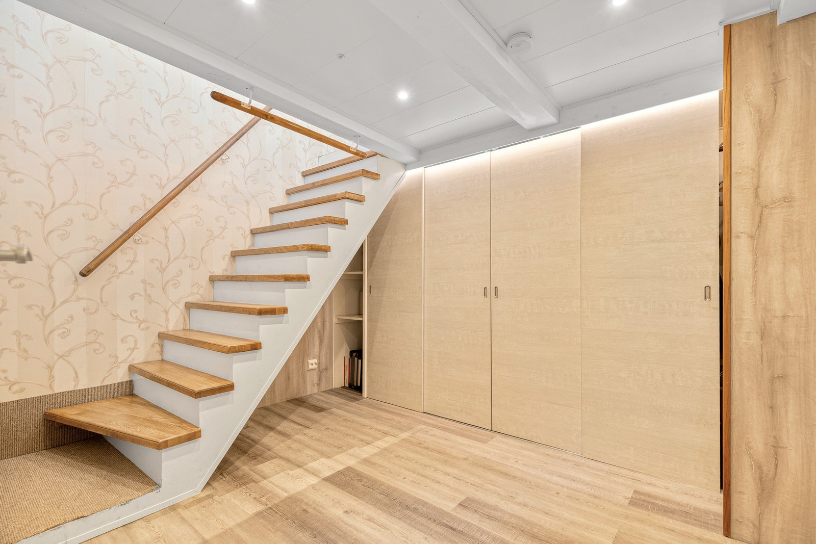 Romslig entrè med god plass til yttertøy og sko. Galleribilde