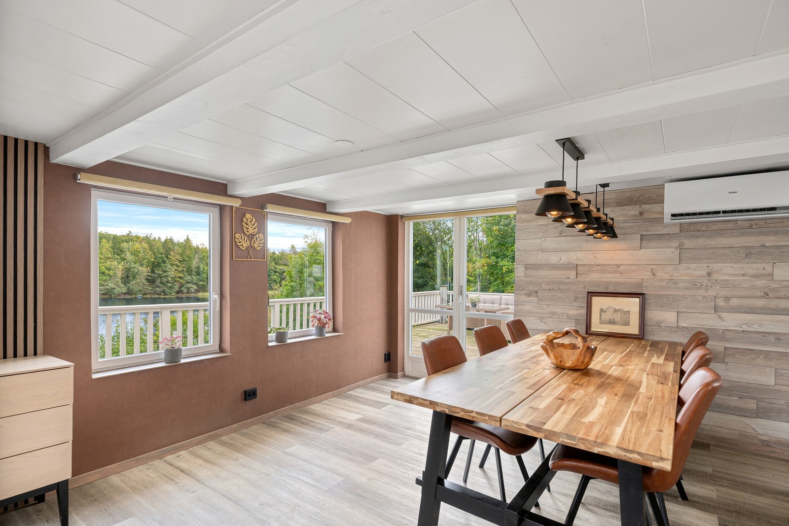 Fra stuen er det utgang til en hyggelig terrasse. Galleribilde