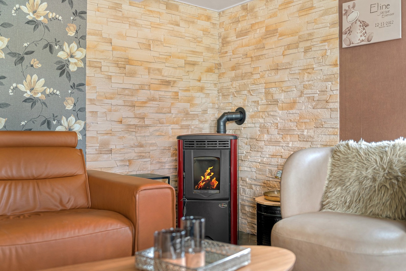 Det er satt inn en hyggelig pellets ovn som varmer godt på kalde vinterdager. Galleribilde