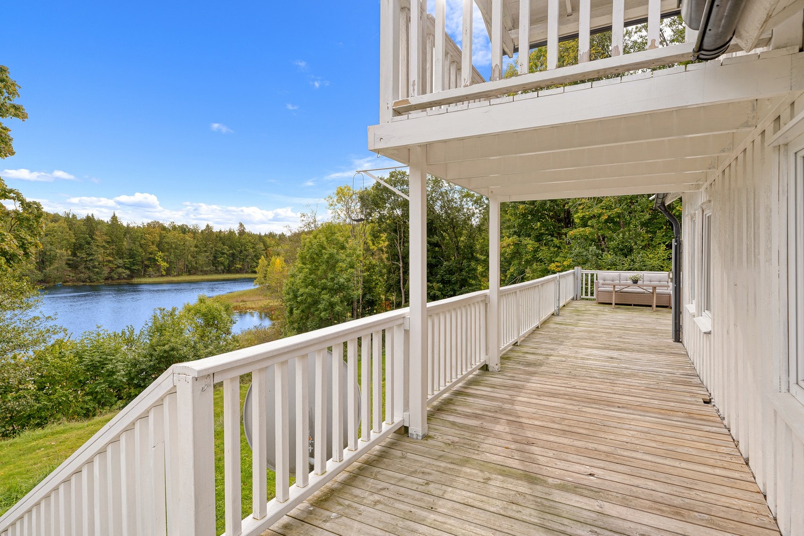 Fra terrassen er det trapp ned til hagen. Galleribilde